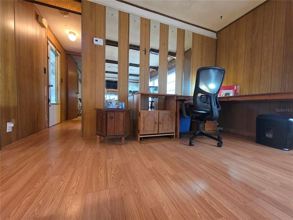 For Sale: $76,900 (2 beds, 1 baths, 864 Square Feet)