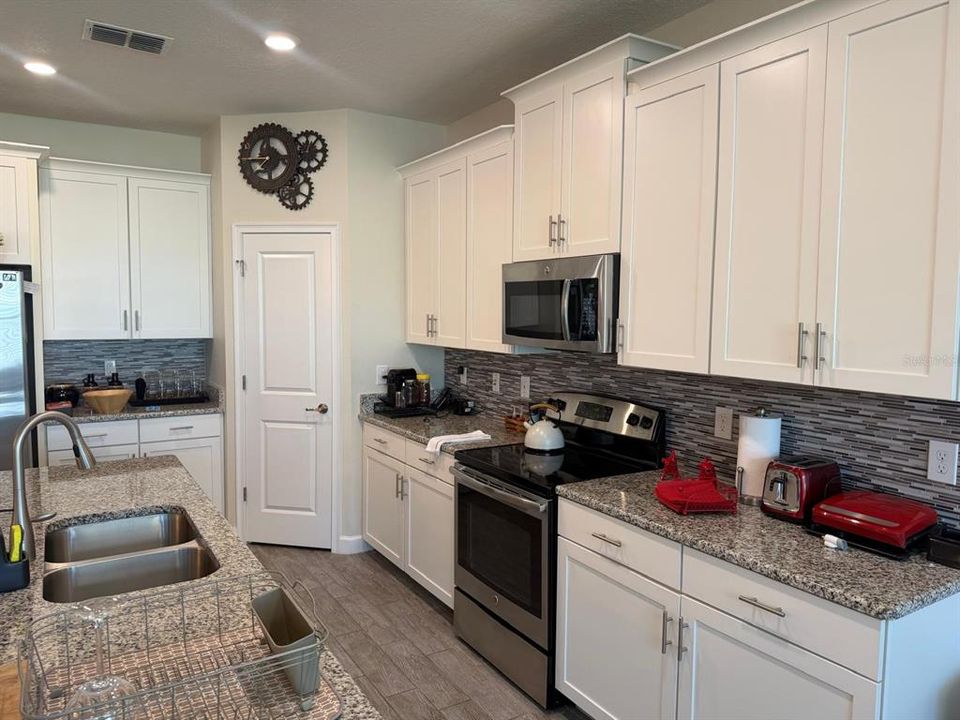 For Sale: $550,000 (4 beds, 2 baths, 2346 Square Feet)