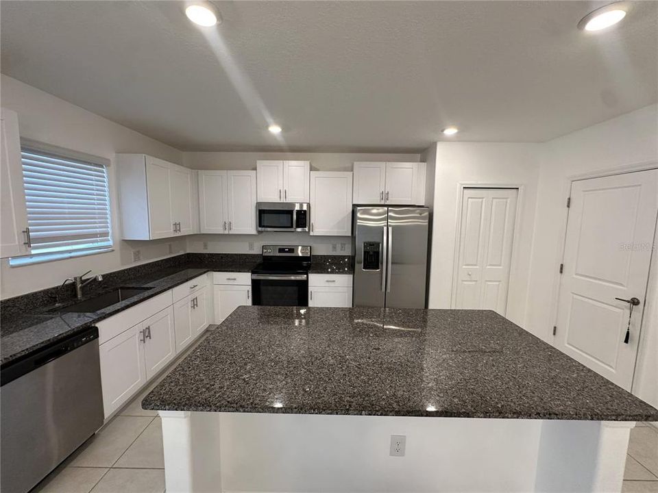 出租: $2,700 (3 贝兹, 2 浴室, 2633 平方英尺)