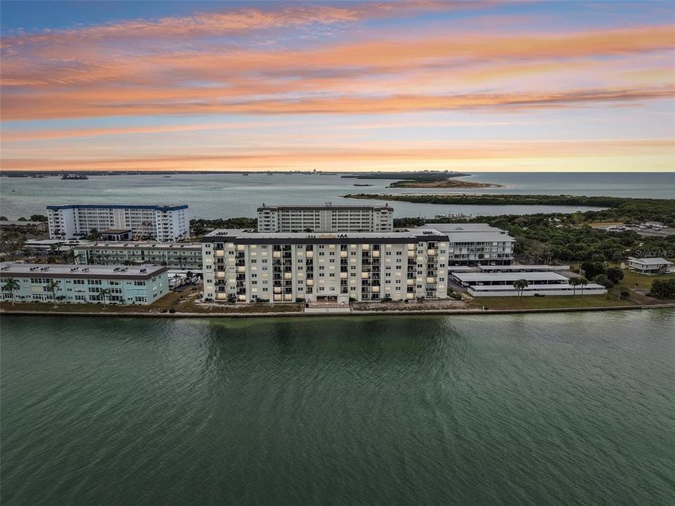 En Venta: $375,000 (2 camas, 2 baños, 975 Pies cuadrados)