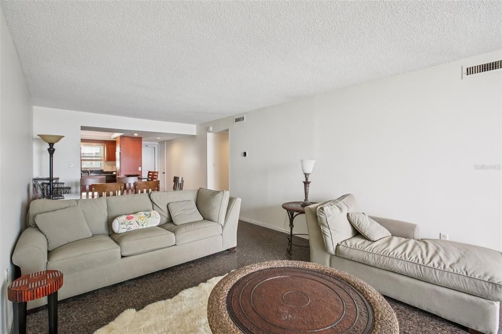 En Venta: $375,000 (2 camas, 2 baños, 975 Pies cuadrados)