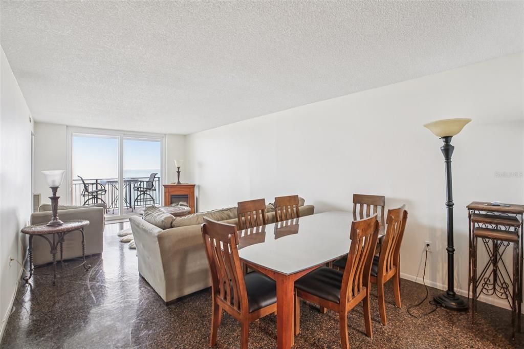 En Venta: $375,000 (2 camas, 2 baños, 975 Pies cuadrados)