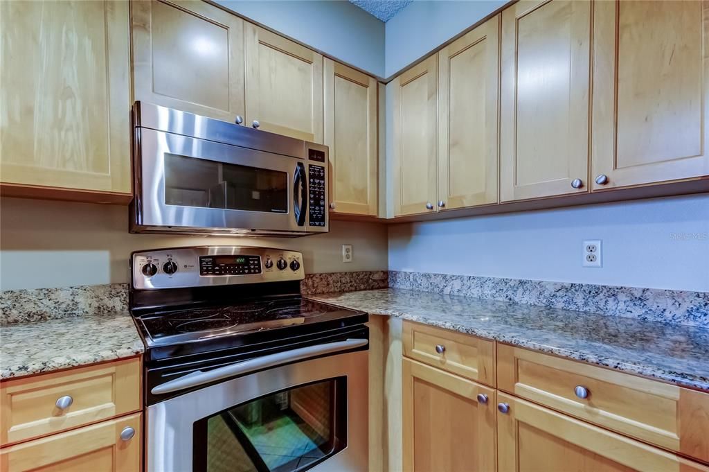 For Sale: $259,000 (2 beds, 2 baths, 1075 Square Feet)