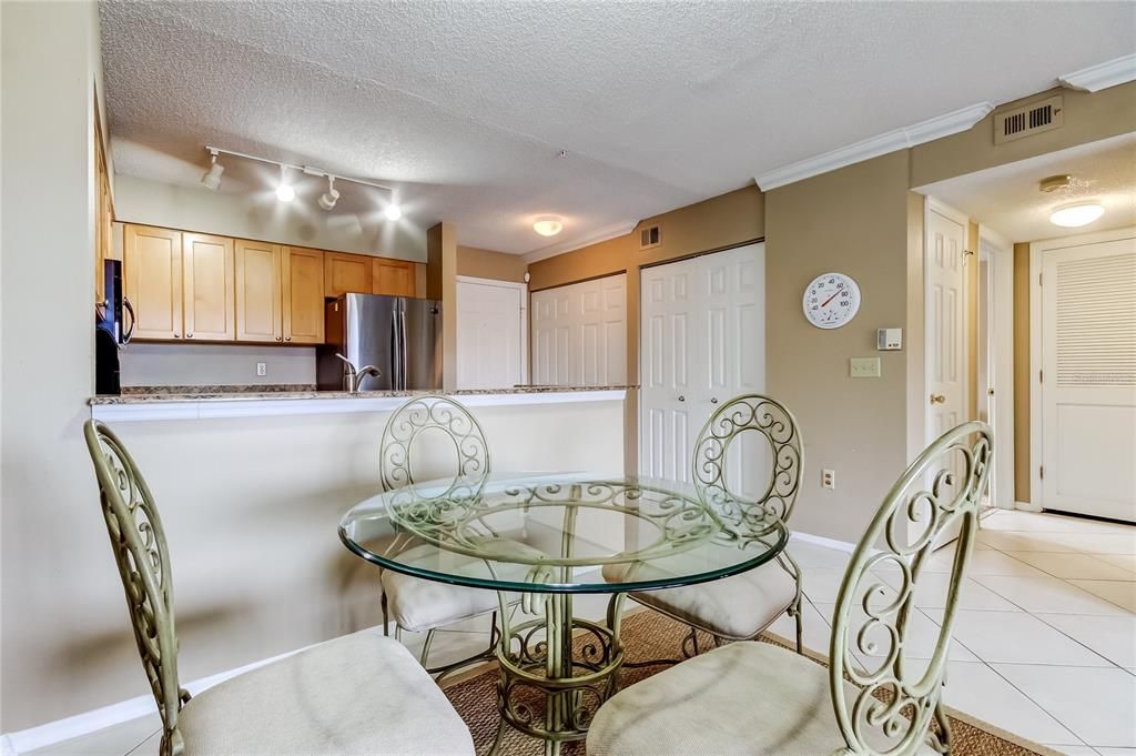 For Sale: $259,000 (2 beds, 2 baths, 1075 Square Feet)