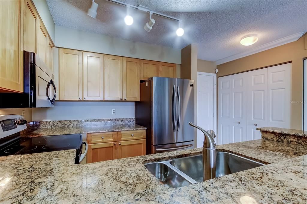 For Sale: $259,000 (2 beds, 2 baths, 1075 Square Feet)