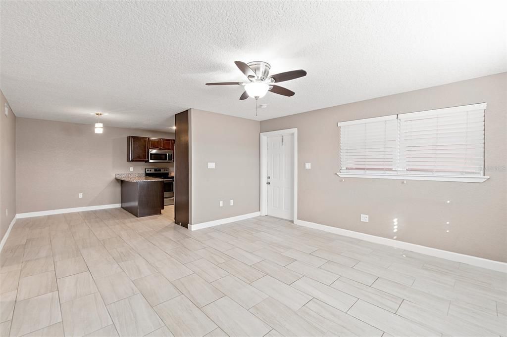 待售: $185,000 (2 贝兹, 1 浴室, 896 平方英尺)