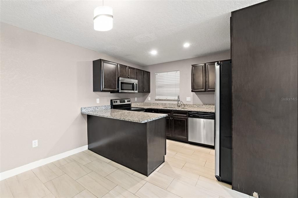 待售: $185,000 (2 贝兹, 1 浴室, 896 平方英尺)