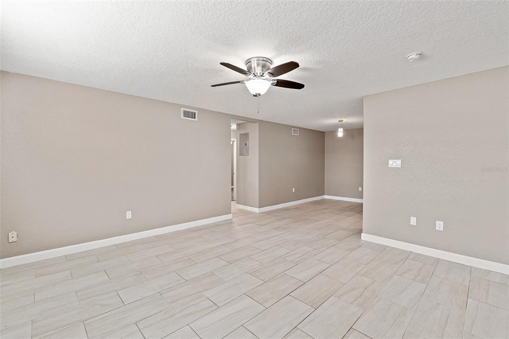 待售: $185,000 (2 贝兹, 1 浴室, 896 平方英尺)