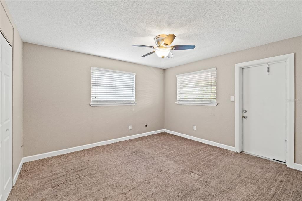 待售: $185,000 (2 贝兹, 1 浴室, 896 平方英尺)