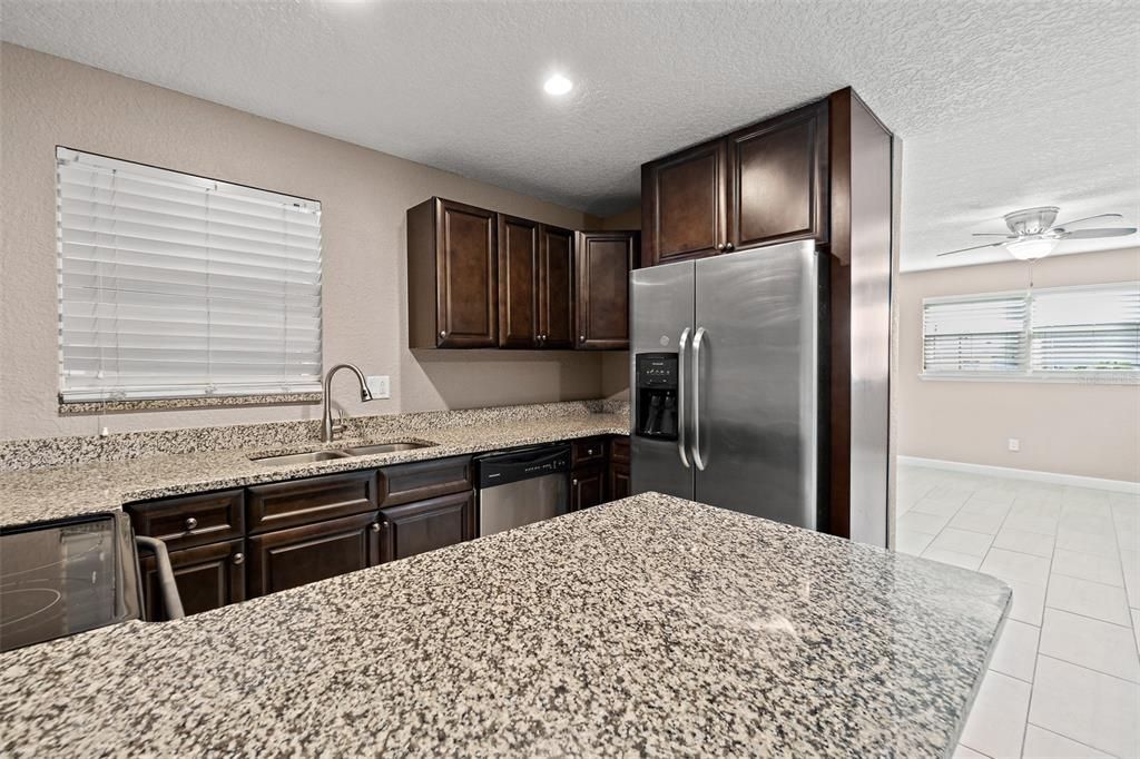 待售: $185,000 (2 贝兹, 1 浴室, 896 平方英尺)