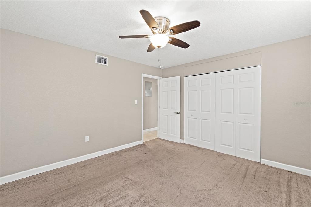 待售: $185,000 (2 贝兹, 1 浴室, 896 平方英尺)