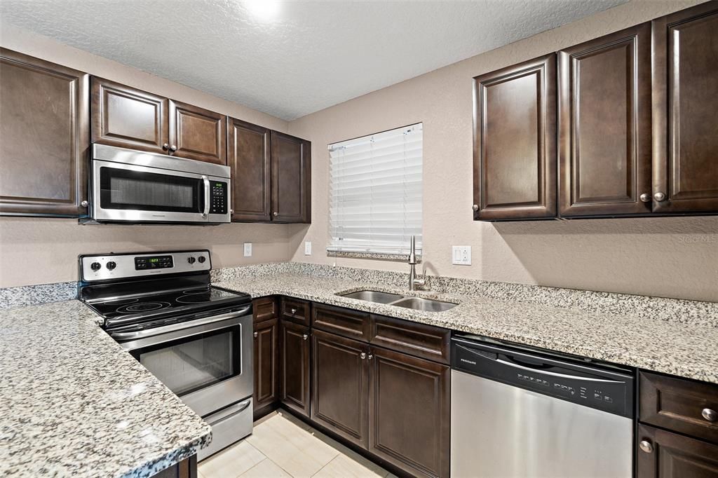 待售: $185,000 (2 贝兹, 1 浴室, 896 平方英尺)