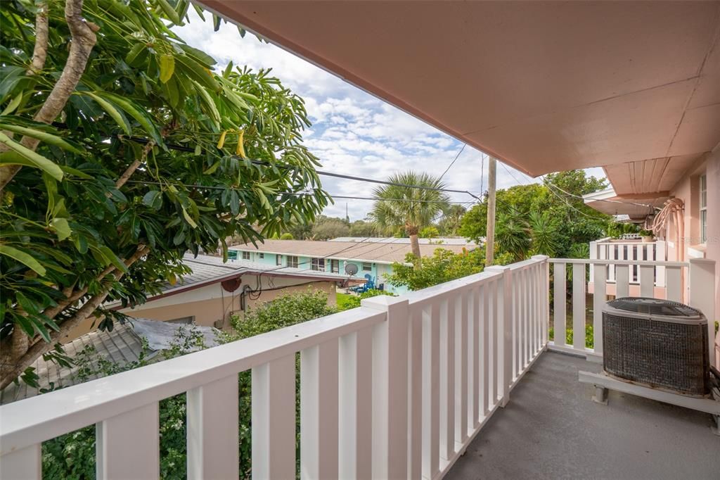 待售: $185,000 (2 贝兹, 1 浴室, 896 平方英尺)