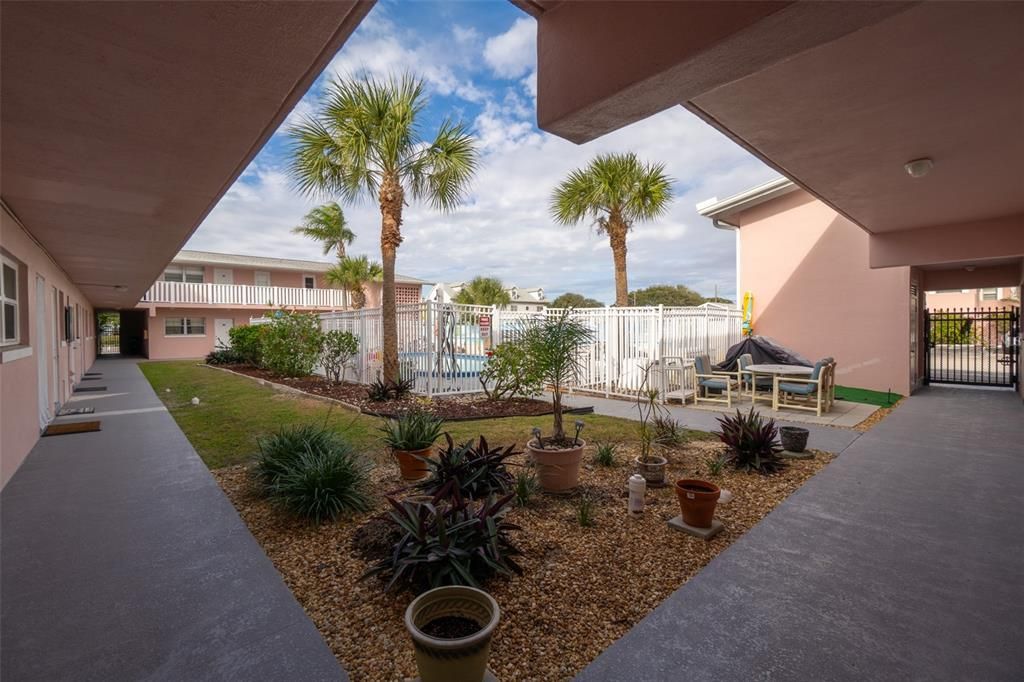 待售: $185,000 (2 贝兹, 1 浴室, 896 平方英尺)