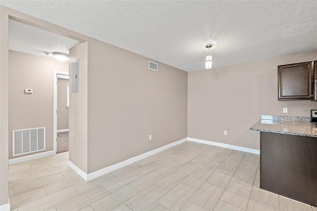 待售: $185,000 (2 贝兹, 1 浴室, 896 平方英尺)