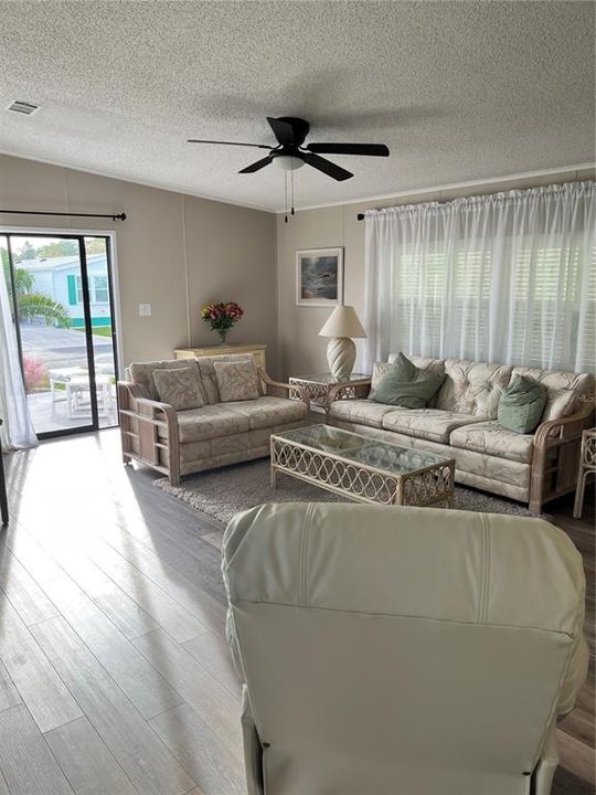 En Venta: $164,500 (2 camas, 2 baños, 1145 Pies cuadrados)