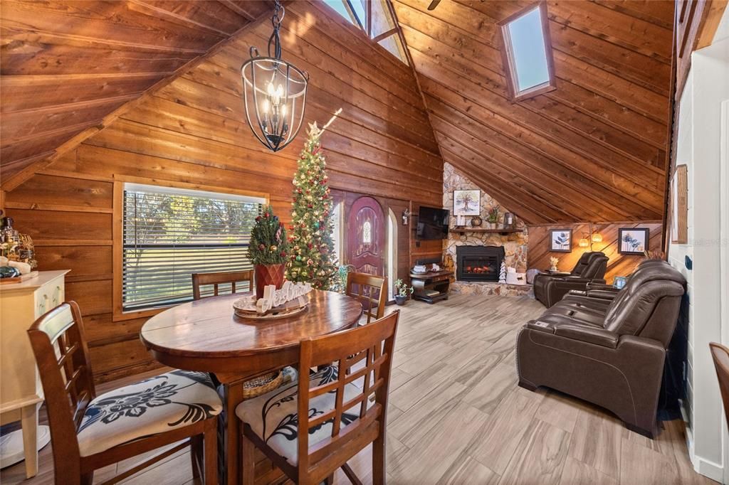 На продажу: $399,900 (2 спален, 1 ванн, 1344 Квадратных фут)