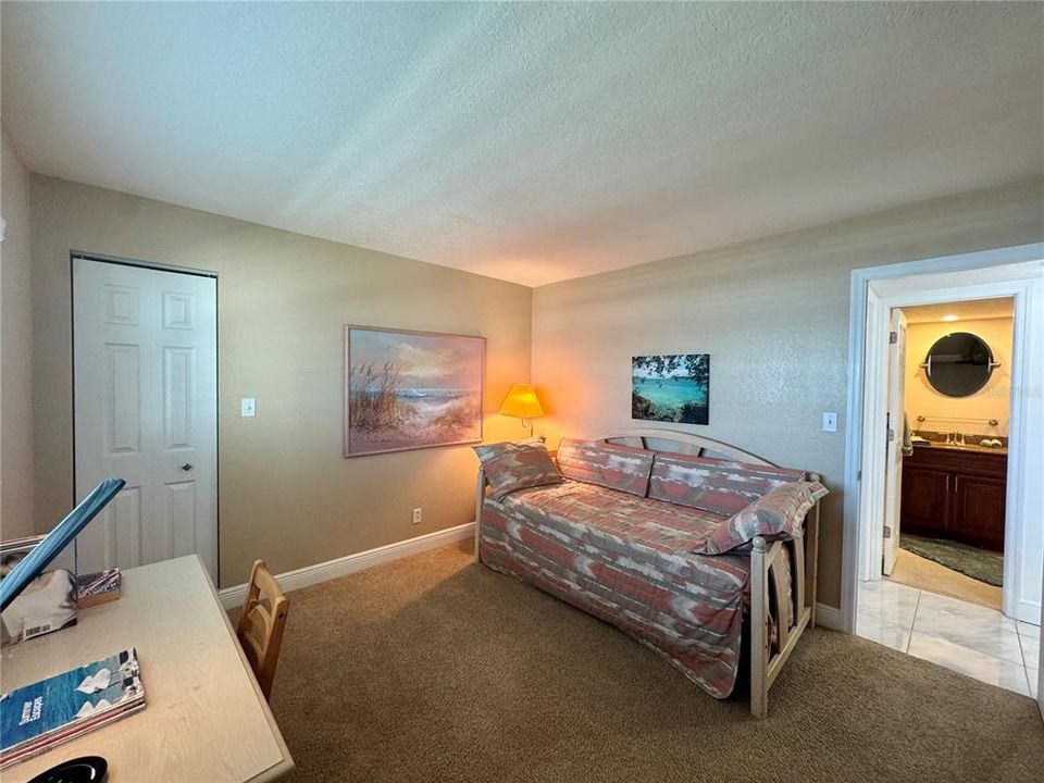 出租: $4,000 (2 贝兹, 2 浴室, 1111 平方英尺)