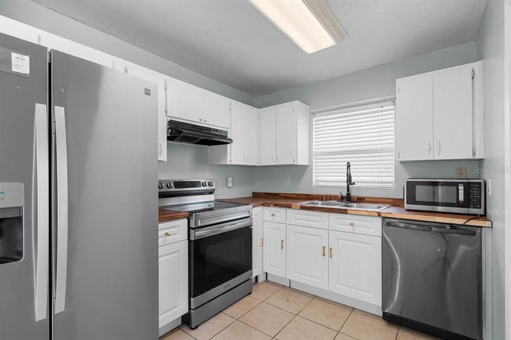 出租: $1,900 (3 贝兹, 2 浴室, 1075 平方英尺)