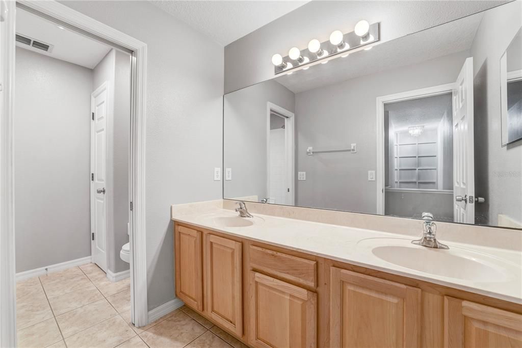 For Sale: $650,000 (5 beds, 4 baths, 4246 Square Feet)