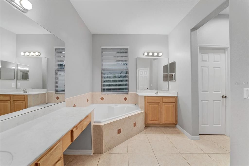 For Sale: $650,000 (5 beds, 4 baths, 4246 Square Feet)