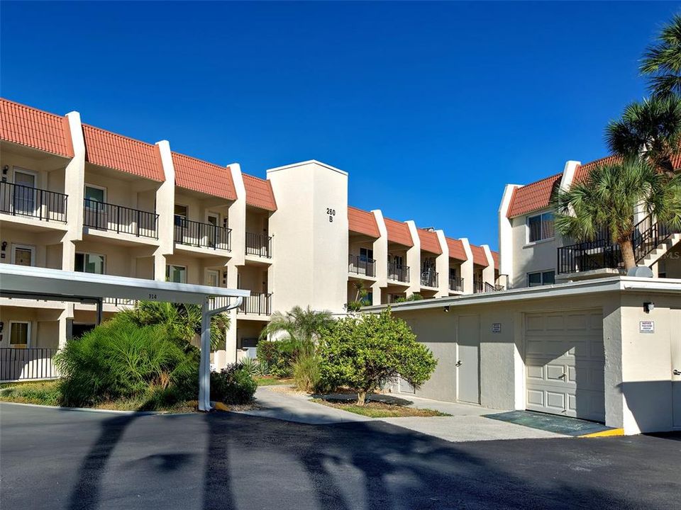 For Sale: $375,000 (2 beds, 2 baths, 1008 Square Feet)