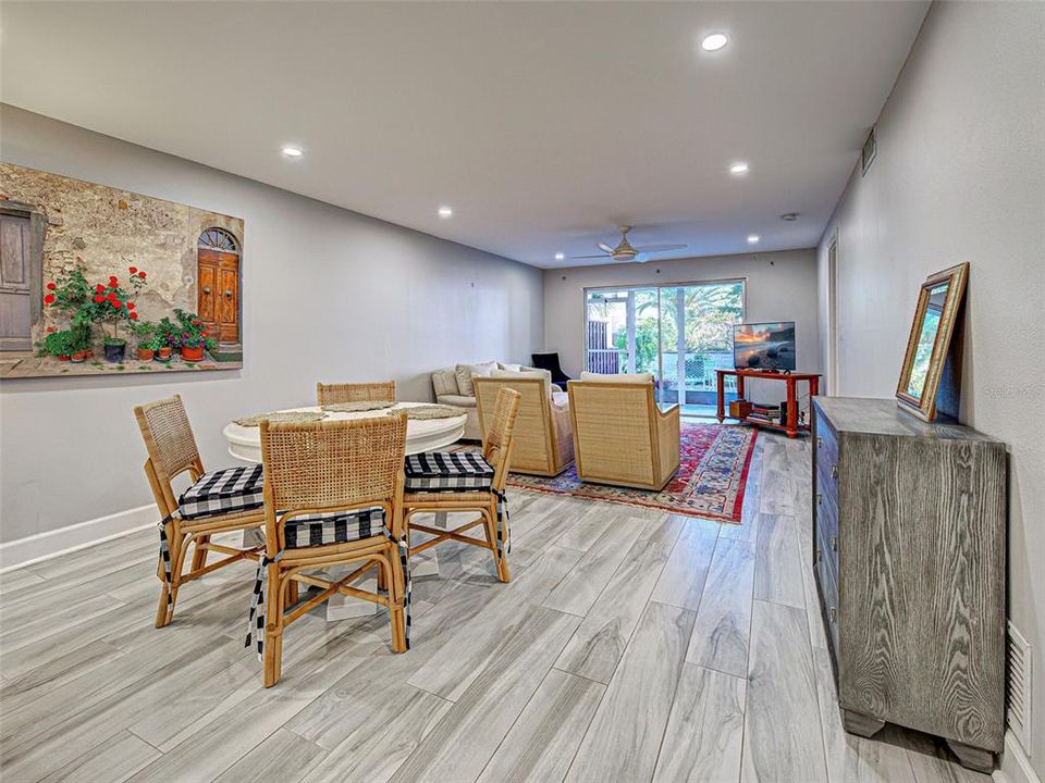 For Sale: $375,000 (2 beds, 2 baths, 1008 Square Feet)