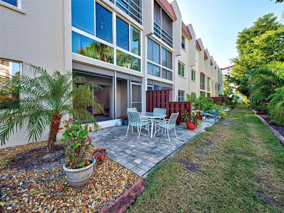 For Sale: $375,000 (2 beds, 2 baths, 1008 Square Feet)