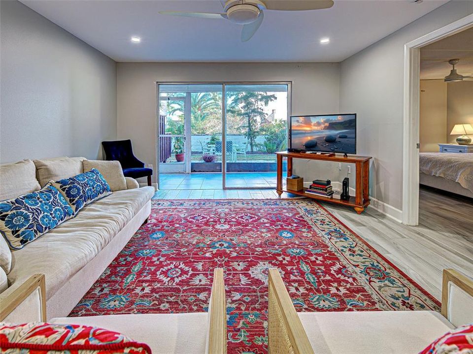 For Sale: $375,000 (2 beds, 2 baths, 1008 Square Feet)