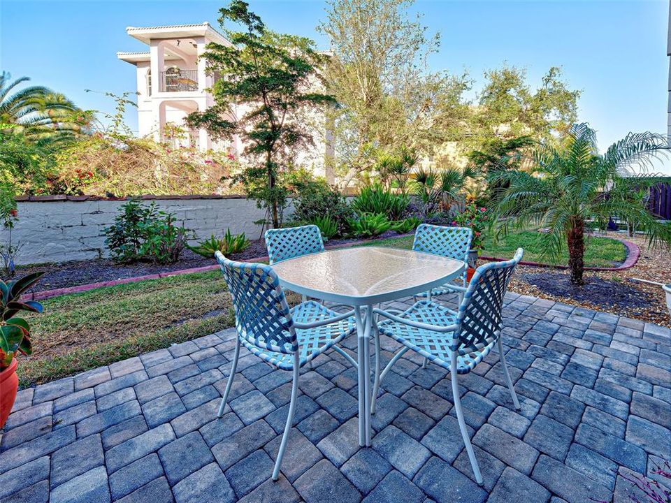 For Sale: $375,000 (2 beds, 2 baths, 1008 Square Feet)