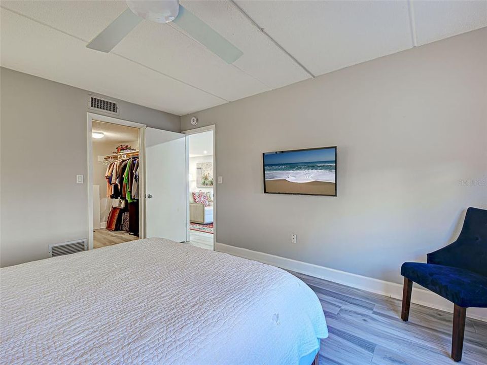 For Sale: $375,000 (2 beds, 2 baths, 1008 Square Feet)