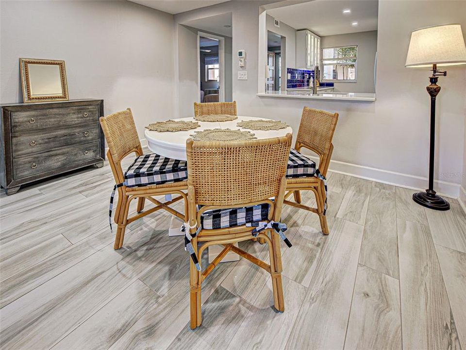 For Sale: $375,000 (2 beds, 2 baths, 1008 Square Feet)