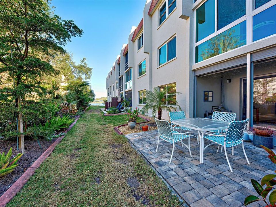 For Sale: $375,000 (2 beds, 2 baths, 1008 Square Feet)