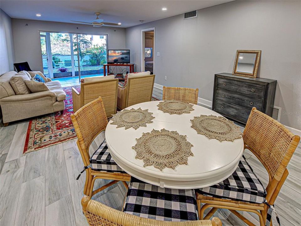 For Sale: $375,000 (2 beds, 2 baths, 1008 Square Feet)