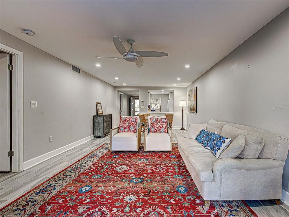 For Sale: $375,000 (2 beds, 2 baths, 1008 Square Feet)