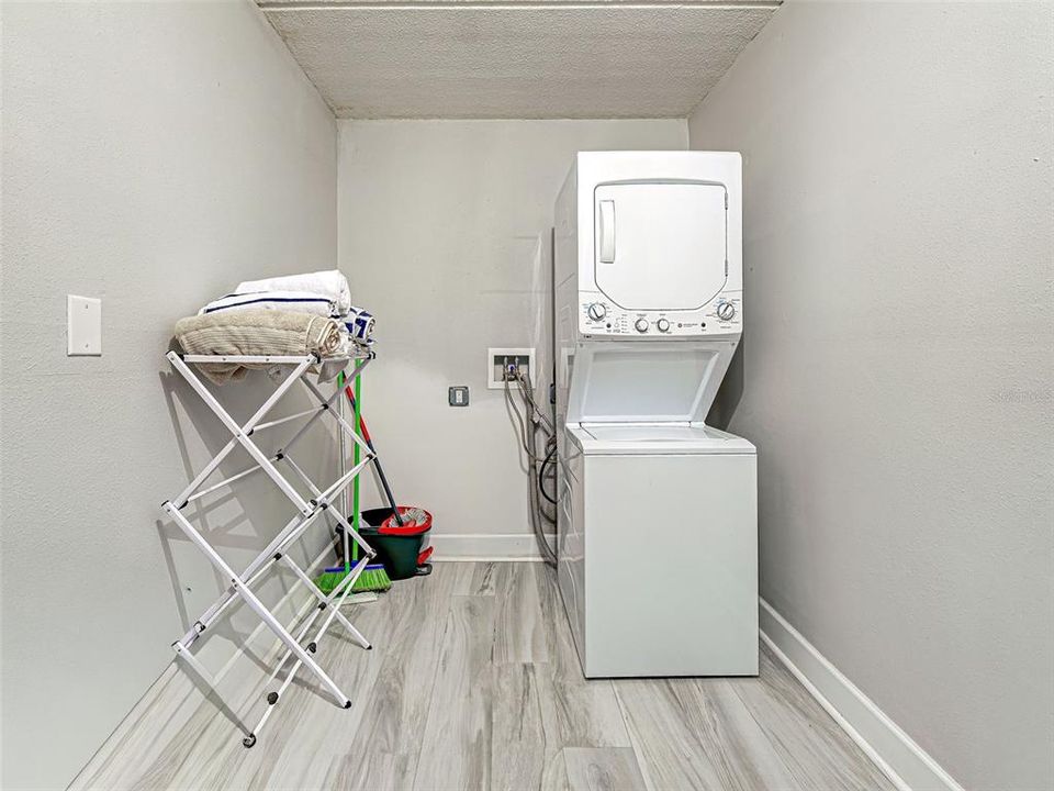 For Sale: $375,000 (2 beds, 2 baths, 1008 Square Feet)