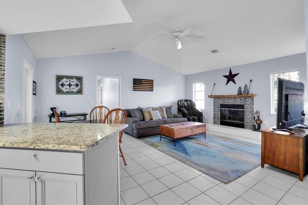 待售: $359,000 (3 贝兹, 2 浴室, 2066 平方英尺)