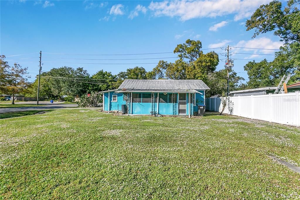 For Sale: $85,000 (1 beds, 1 baths, 989 Square Feet)