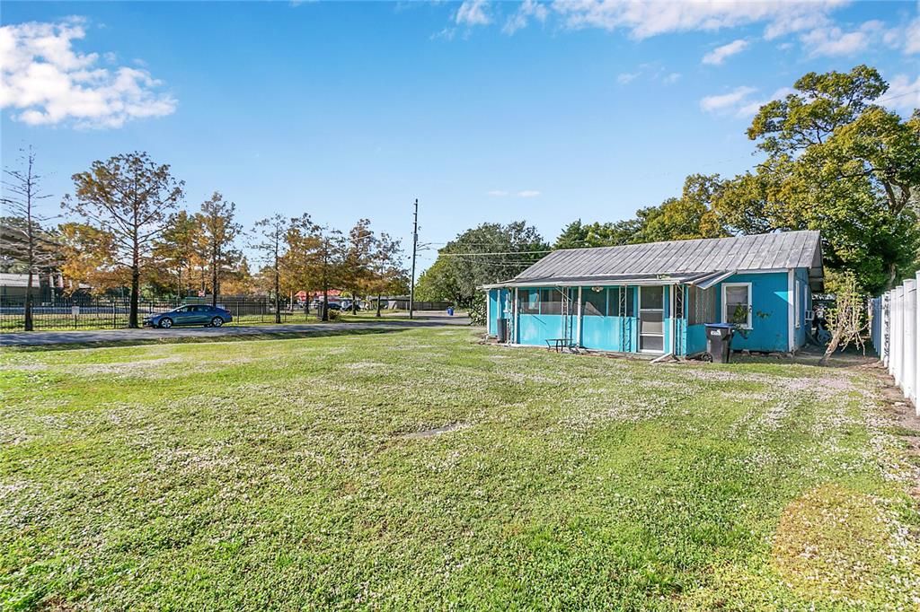 For Sale: $85,000 (1 beds, 1 baths, 989 Square Feet)