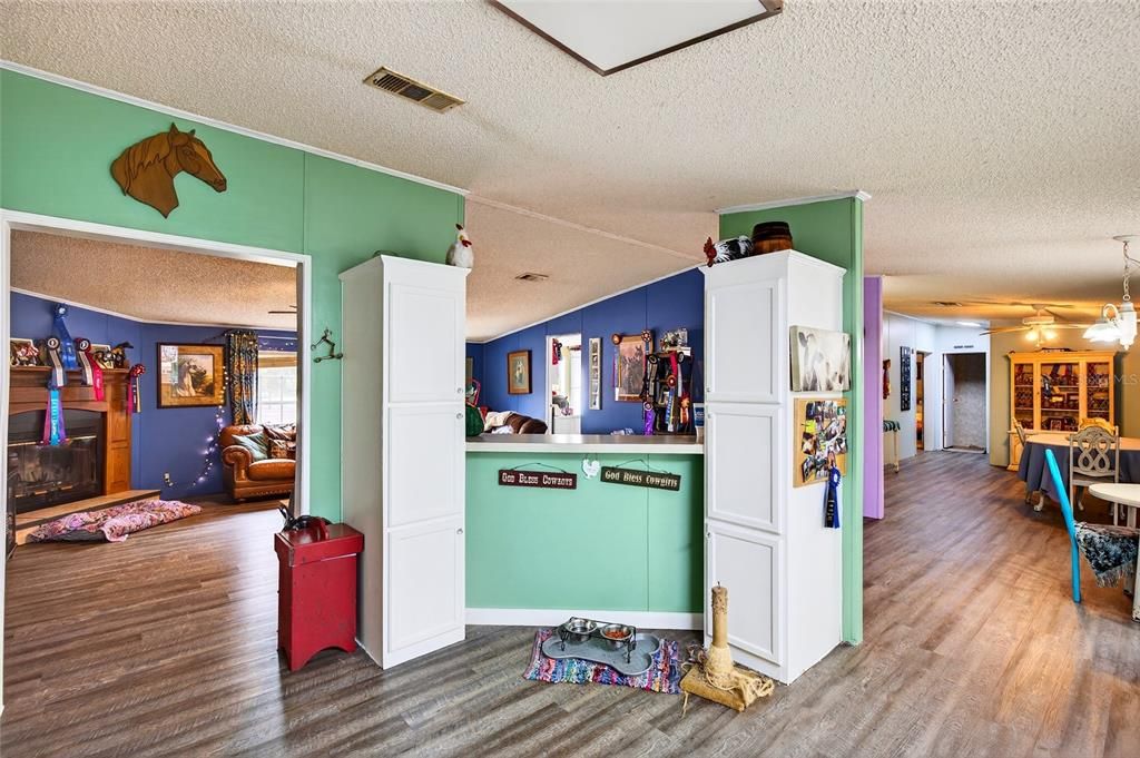 待售: $425,000 (4 贝兹, 3 浴室, 2356 平方英尺)