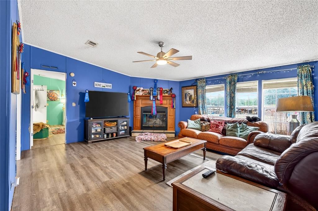 待售: $425,000 (4 贝兹, 3 浴室, 2356 平方英尺)