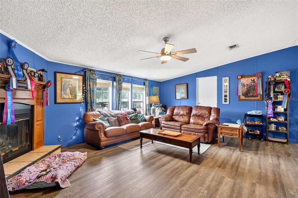 待售: $425,000 (4 贝兹, 3 浴室, 2356 平方英尺)