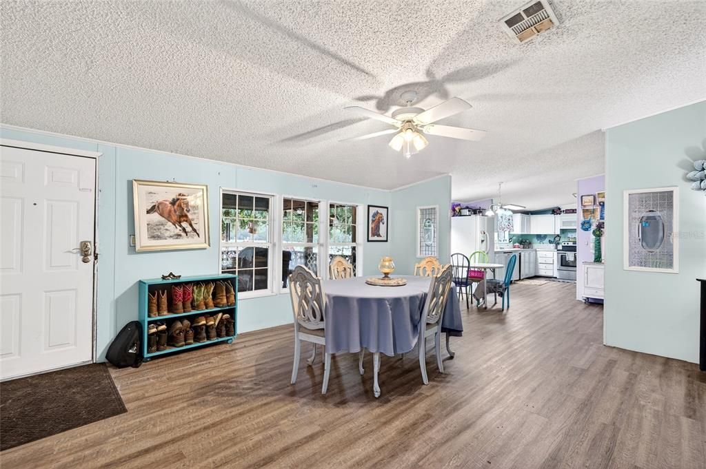 待售: $425,000 (4 贝兹, 3 浴室, 2356 平方英尺)