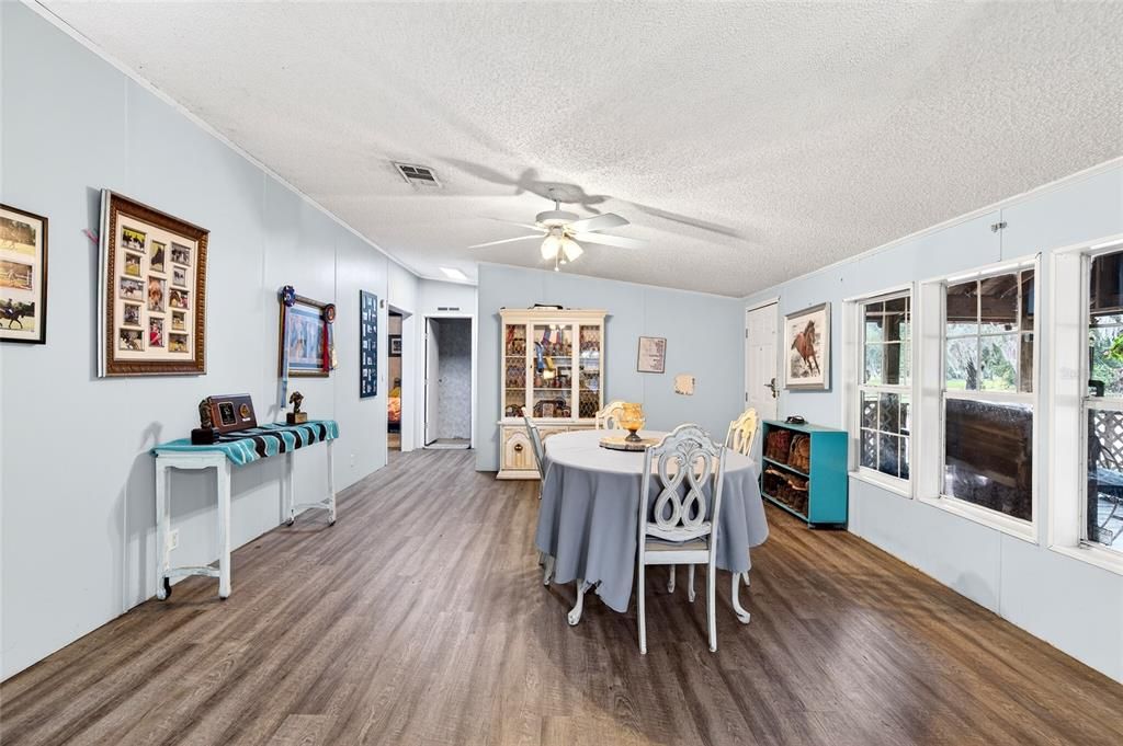 待售: $425,000 (4 贝兹, 3 浴室, 2356 平方英尺)