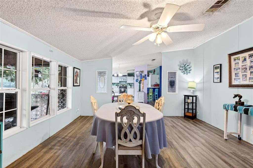 待售: $425,000 (4 贝兹, 3 浴室, 2356 平方英尺)