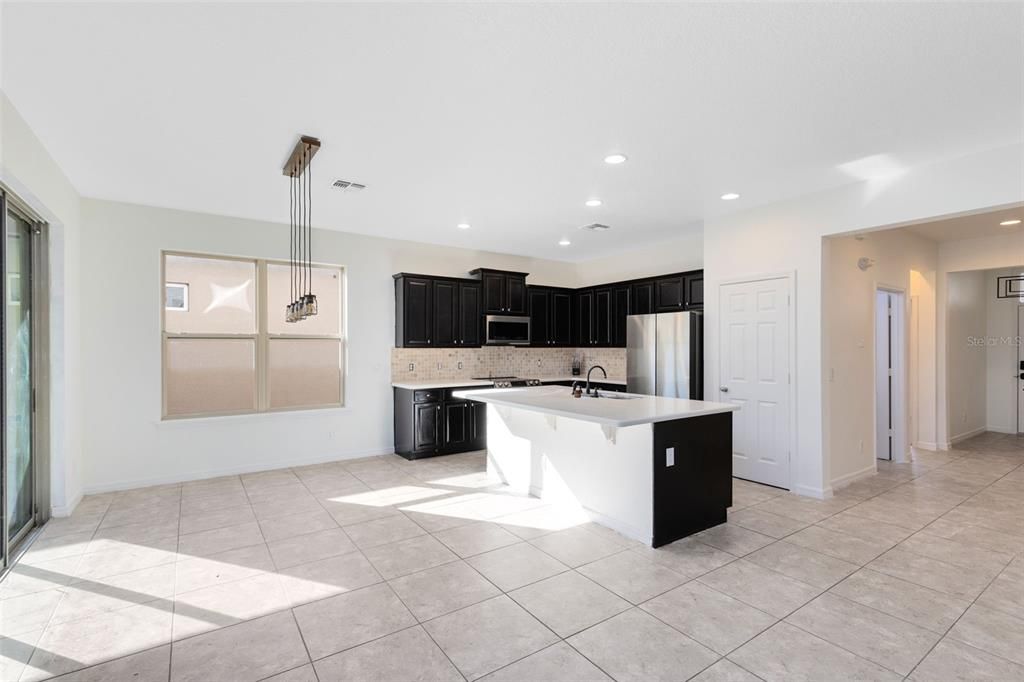 待售: $600,000 (7 贝兹, 6 浴室, 3584 平方英尺)