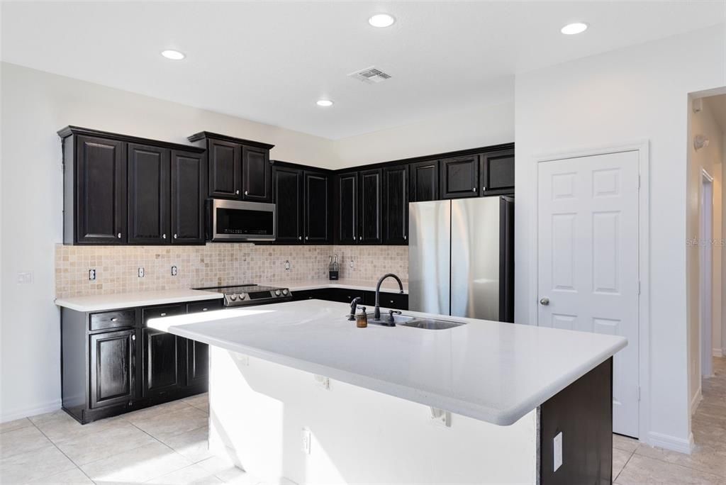 待售: $600,000 (7 贝兹, 6 浴室, 3584 平方英尺)