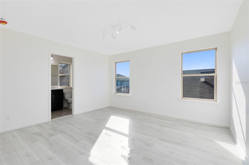 待售: $600,000 (7 贝兹, 6 浴室, 3584 平方英尺)