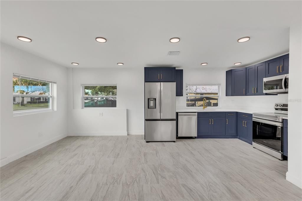 待售: $325,000 (5 贝兹, 2 浴室, 1379 平方英尺)