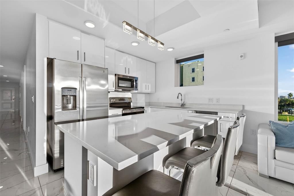 На продажу: $1,049,000 (2 спален, 2 ванн, 905 Квадратных фут)